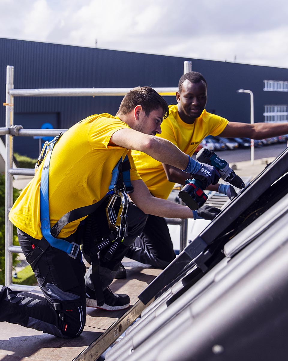 SolarNRG monteurs demonteren zonnepanelen met valbeveiliging